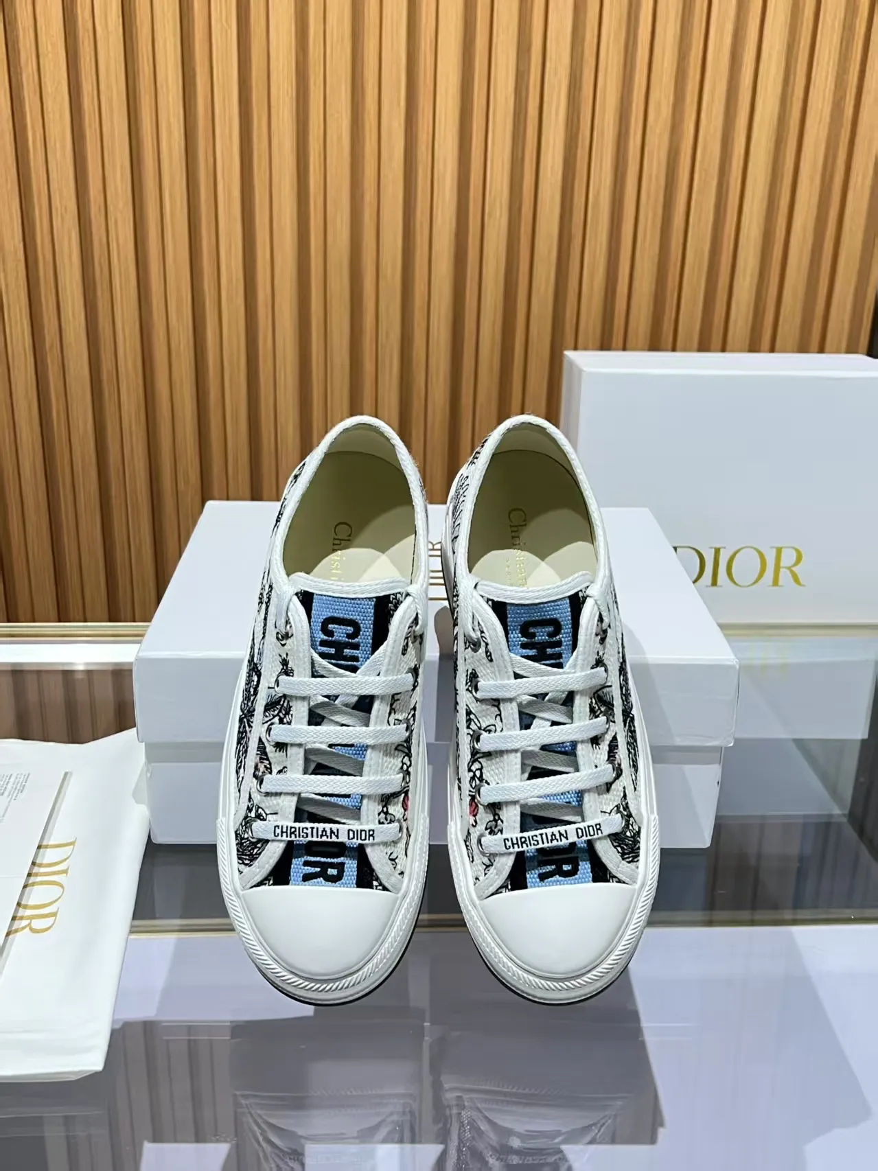 Factory direct sales p520🐘🐘Women's shoes Women's clothing 2025 Walk'n'Dior embroidered mid-top casual shoes are new. On the fashion stage, Dior embroidered shoes are the well-deserved protagonist. Delicate stitching is used on the upper, every stitch is devoted to the craftsman's efforts, and every thread is woven with artistic poetry. From complex floral patterns to smart geometric textures, embroidery is like the magic that gives shoes life, allowing them to show dynamic beauty even in static conditions.   Wearing Dior embroidered shoes feels like stepping into a dream world full of art. It is not only a pair of shoes, but also a walking piece of art that perfectly integrates fashion and culture. Whether you are strolling on the bustling city streets or attending important social occasions, Dior embroidered shoes can add unique charm to your style and become the focus of everyone's attention.   Choosing Dior embroidered shoes means choosing a persistent pursuit of quality and a unique understanding of fashion. Let it accompany you through every wonderful moment and leave your own fashion mark.  Material: Sheepskin lining, feet, silk cowhide, size 35-41, heel height 5cm